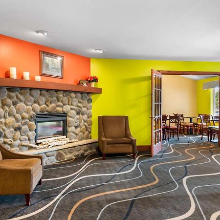 Econo Lodge Inn & Suites أو كلير المظهر الخارجي الصورة
