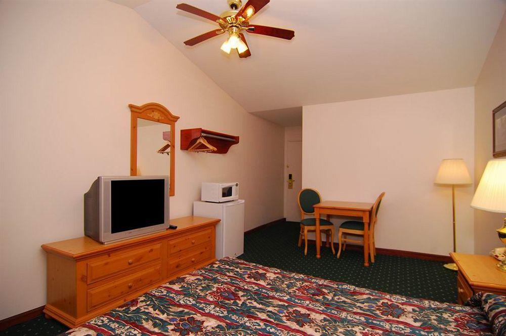 Econo Lodge Inn & Suites أو كلير المظهر الخارجي الصورة