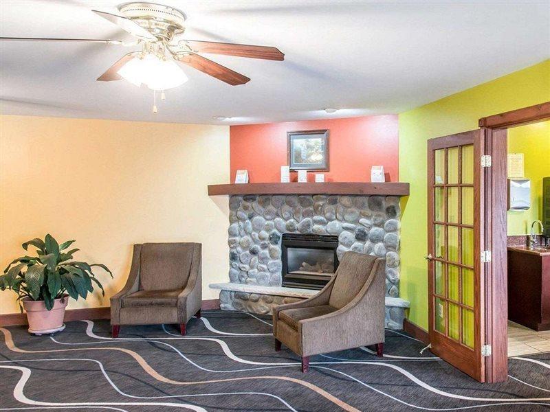 Econo Lodge Inn & Suites أو كلير المظهر الخارجي الصورة