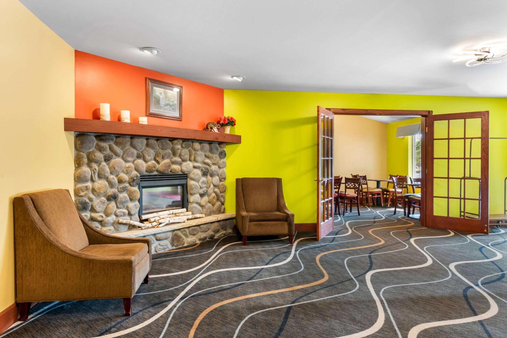 Econo Lodge Inn & Suites أو كلير المظهر الخارجي الصورة