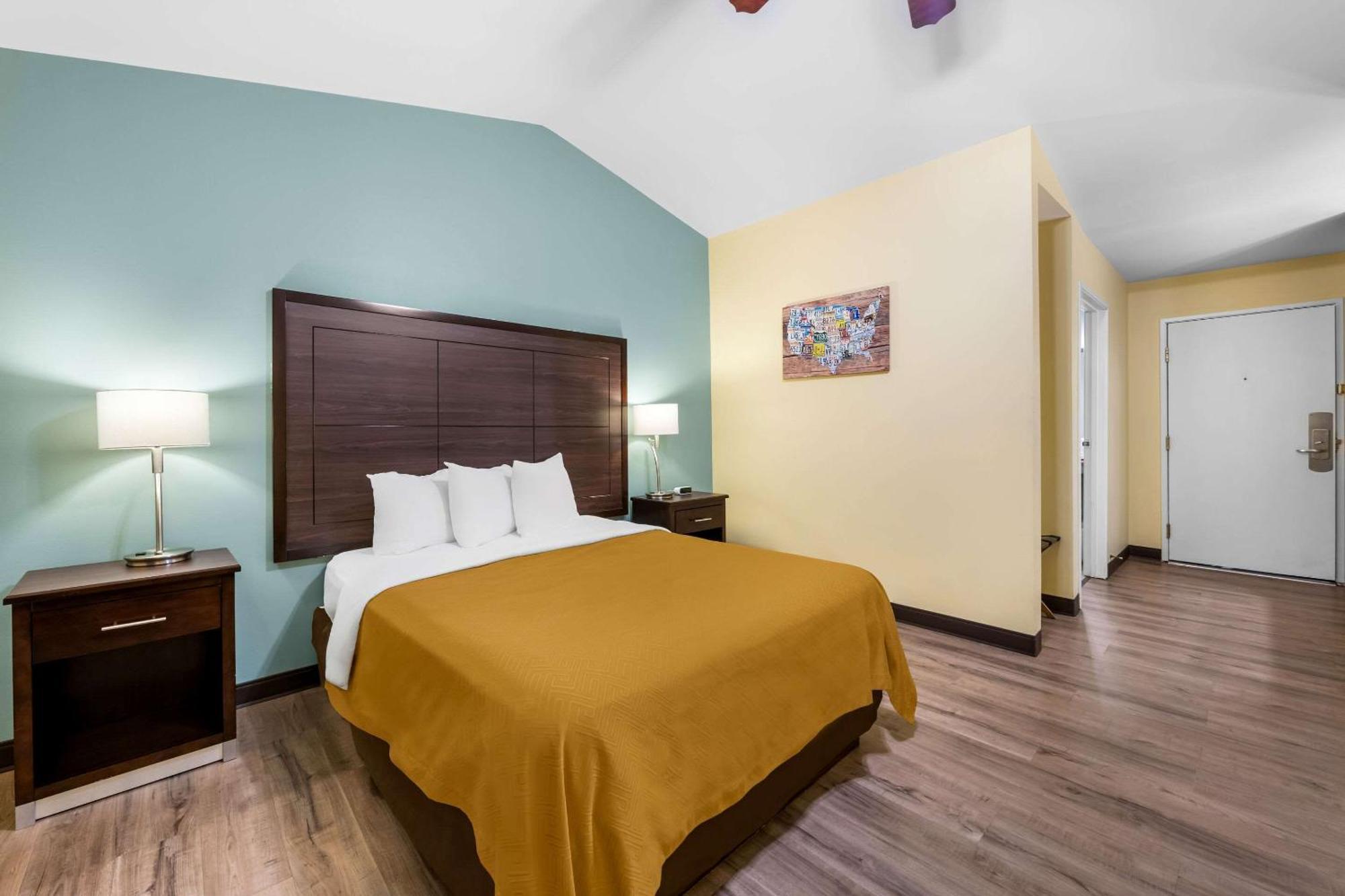 Econo Lodge Inn & Suites أو كلير المظهر الخارجي الصورة