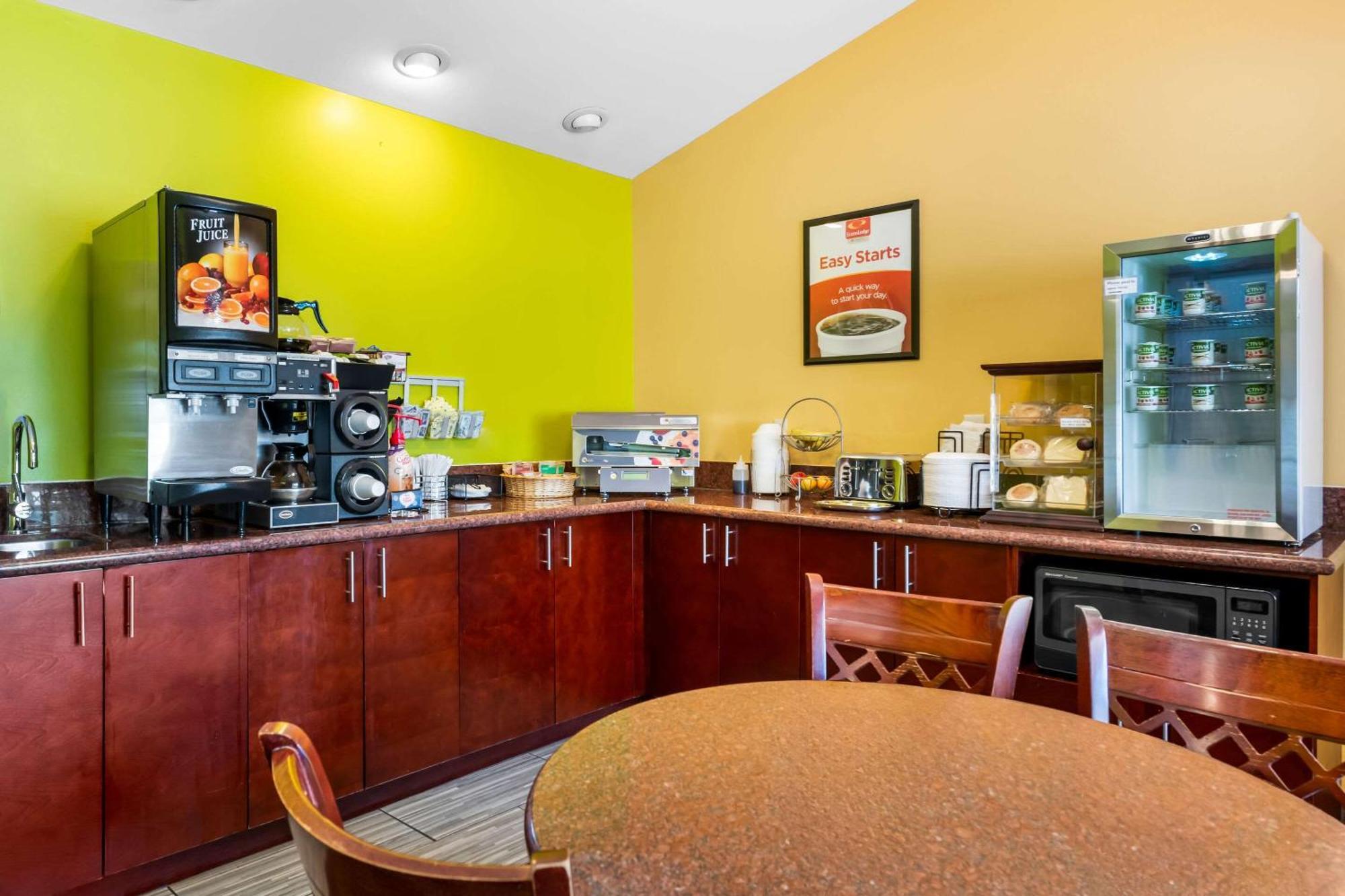 Econo Lodge Inn & Suites أو كلير المظهر الخارجي الصورة
