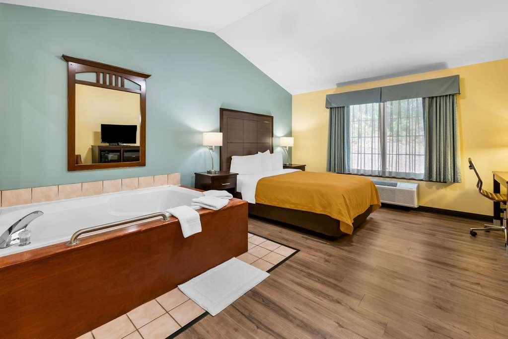 Econo Lodge Inn & Suites أو كلير الغرفة الصورة