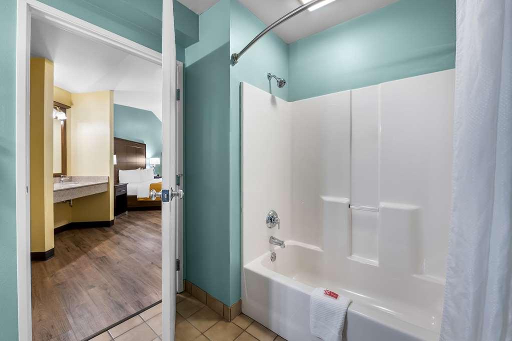 Econo Lodge Inn & Suites أو كلير الغرفة الصورة
