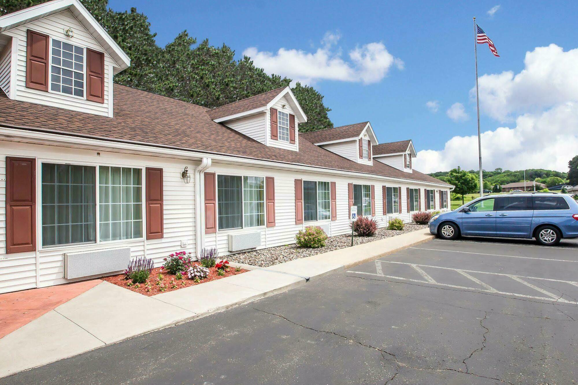 Econo Lodge Inn & Suites أو كلير المظهر الخارجي الصورة