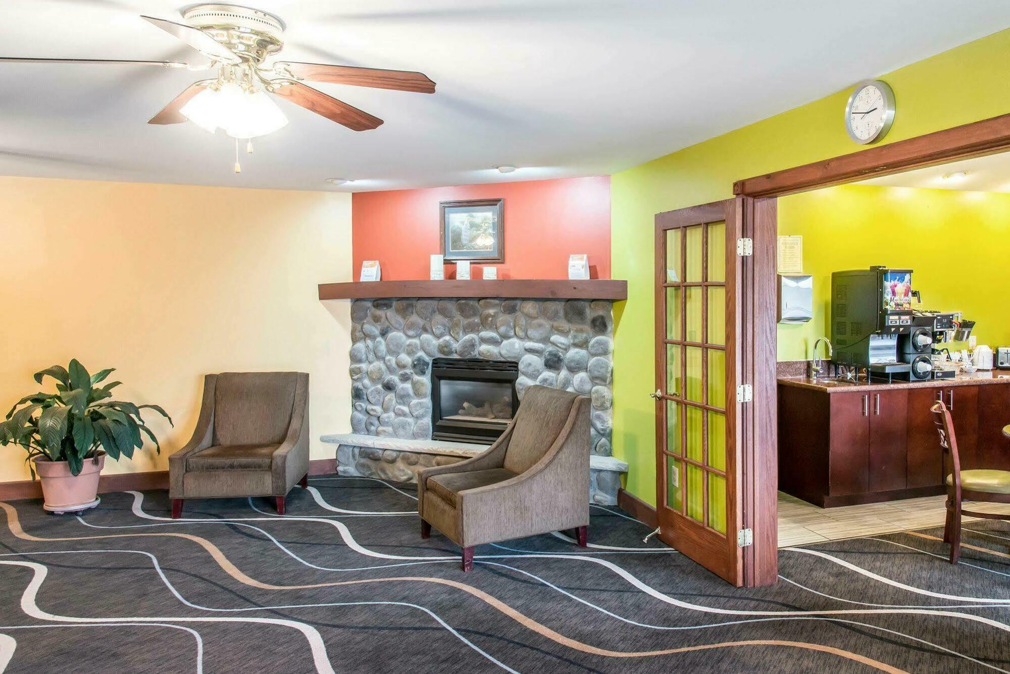 Econo Lodge Inn & Suites أو كلير المظهر الخارجي الصورة