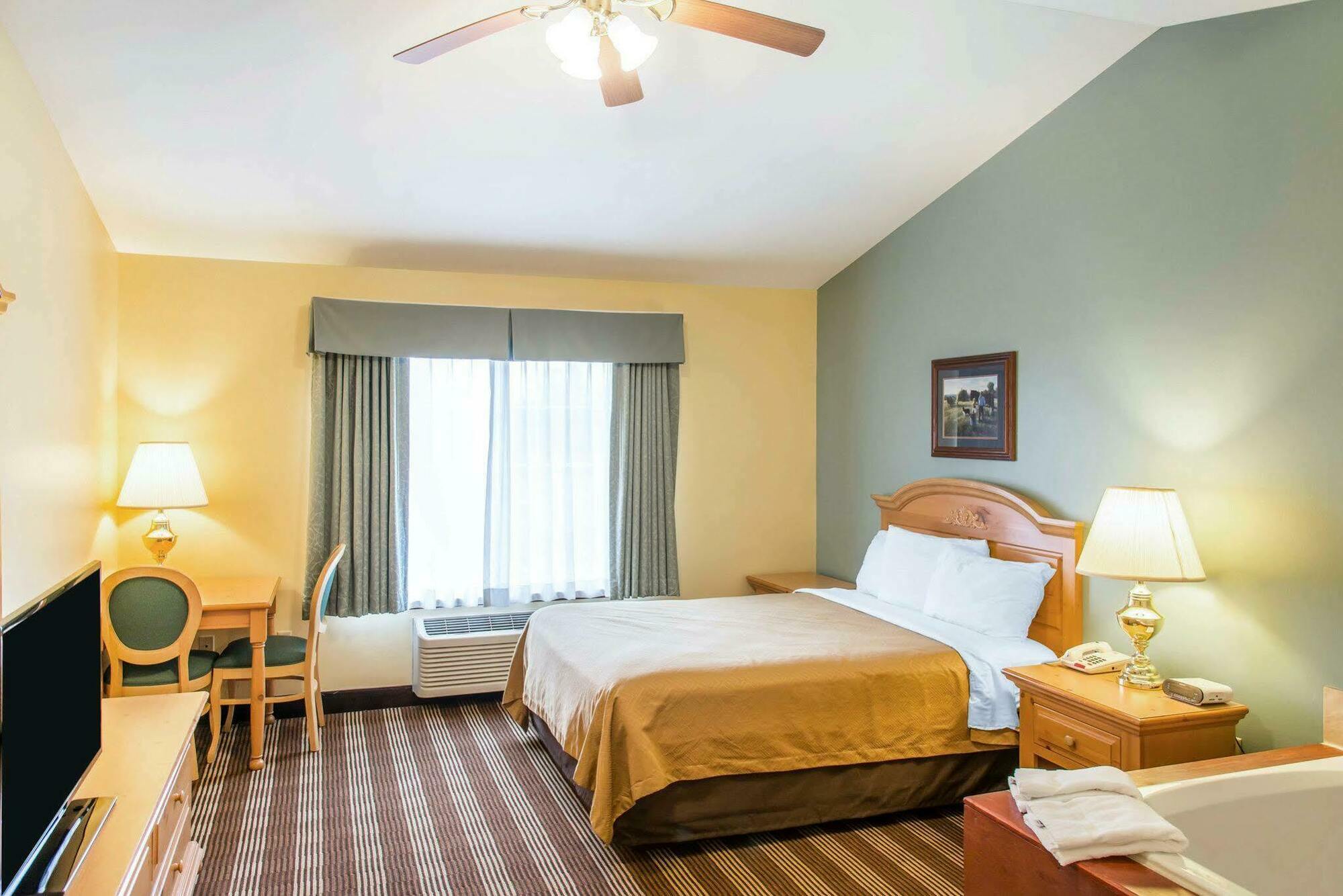 Econo Lodge Inn & Suites أو كلير المظهر الخارجي الصورة