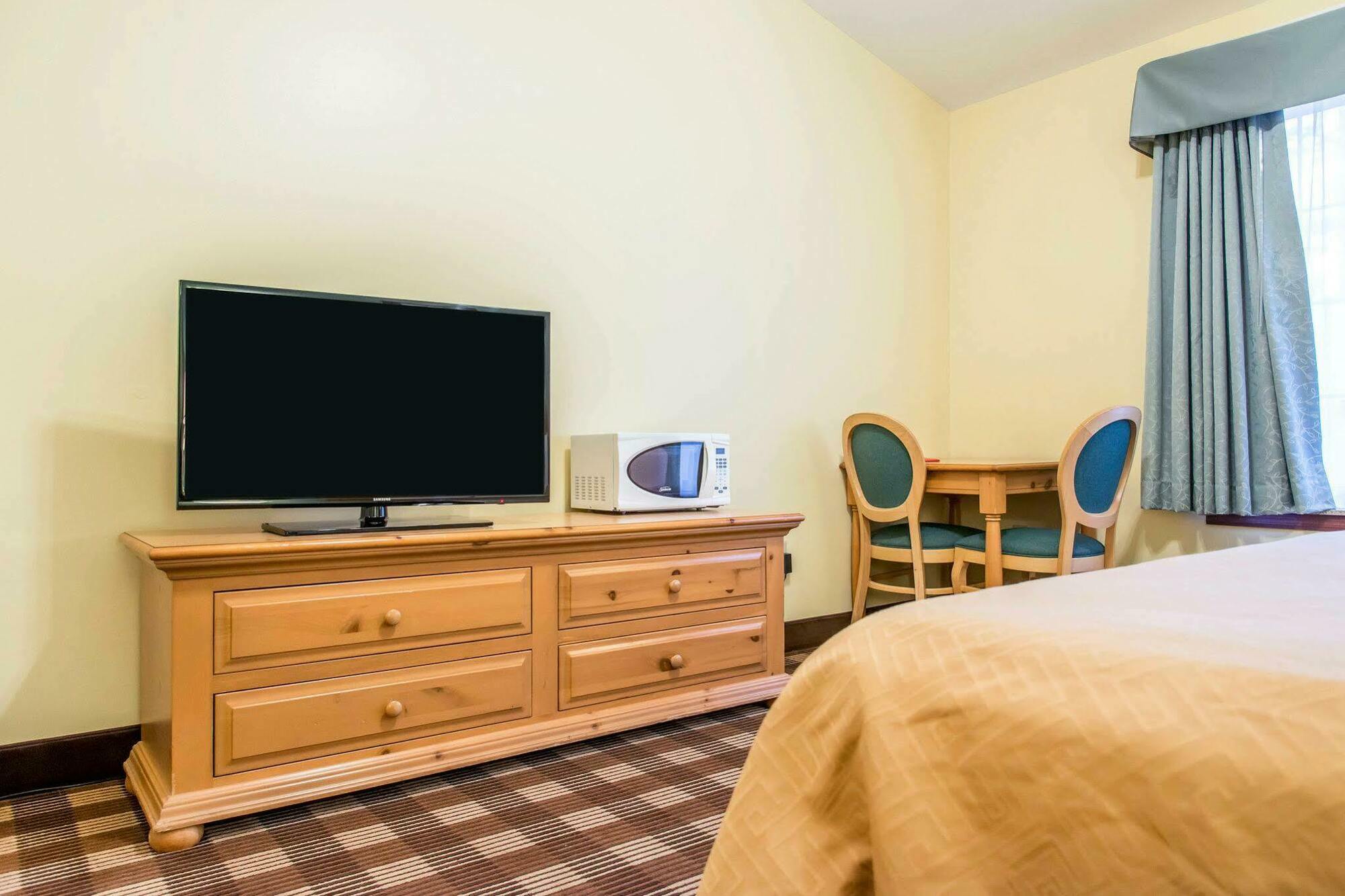 Econo Lodge Inn & Suites أو كلير المظهر الخارجي الصورة