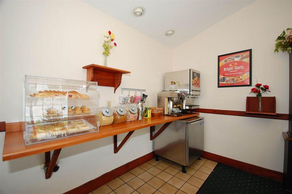 Econo Lodge Inn & Suites أو كلير المظهر الخارجي الصورة