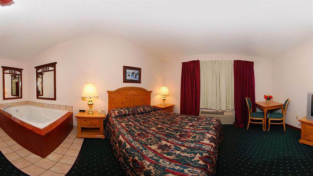 Econo Lodge Inn & Suites أو كلير الغرفة الصورة