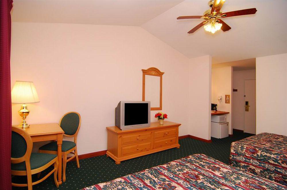 Econo Lodge Inn & Suites أو كلير المظهر الخارجي الصورة